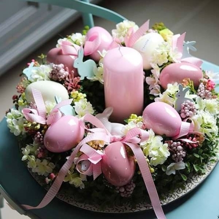 Подсвечник на Пасху с розовыми пасхальными яйцами и свечой, фото