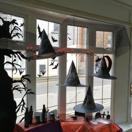 Венки, террариум и свечи: как стильно украсить дом к Хэллоуину (ФОТО) - фото №17