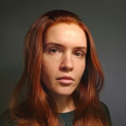 Марьяна Безуглая с рыжими волосами.