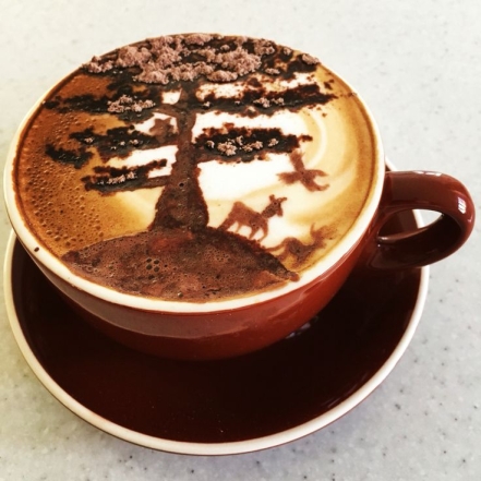 Кава з малюнком дерева і оленя, фото