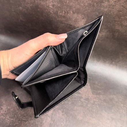 Уберите деньги из подоконника