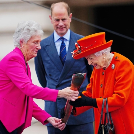Королева Елизавета II покорила поклонников образом в ярком пальто (ФОТО) - фото №2
