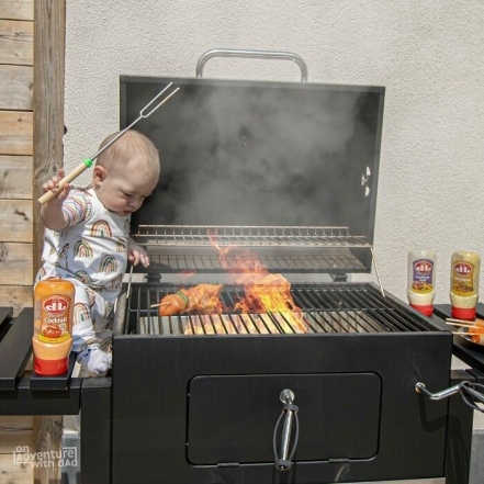 Ребенок жарит барбекю фото