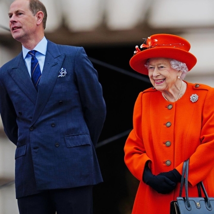Королева Елизавета II покорила поклонников образом в ярком пальто (ФОТО) - фото №1
