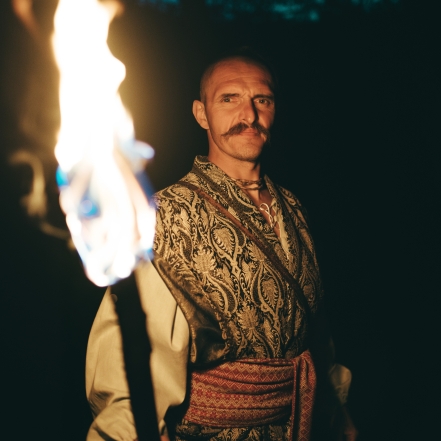 Український співак Козак Сіромаха з факелом, фото