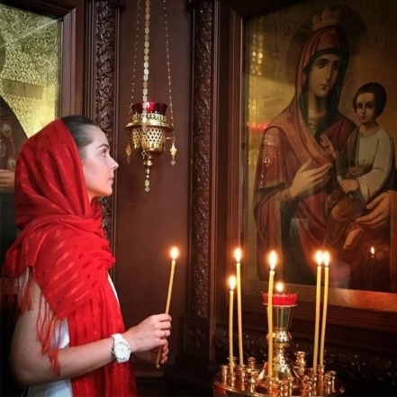 Девушка в храме перед иконой, фото