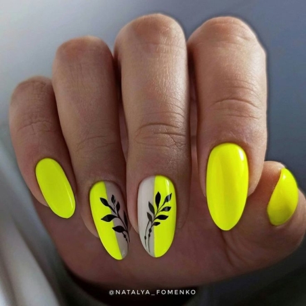 Жовто-молочні нігті зі стемпінгом, фото