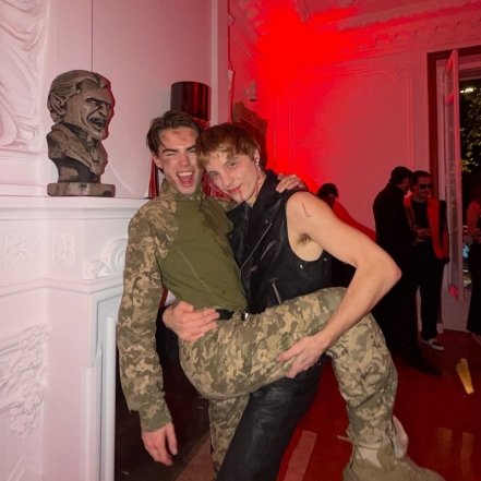 Блогер Олег Барышевский в военной форме на Геловин