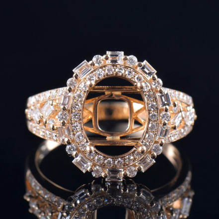 На фото кольцо с овальным бриллиантом