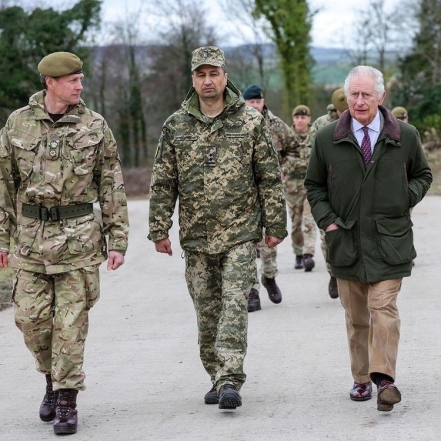 Король Великобритании Чарльз ІІІ встретился с украинскими военными на полигоне (ВИДЕО) - фото №2
