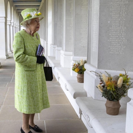 В салатовом пальто и шляпке с цветами: новый выход королевы Елизаветы II (ФОТО) - фото №1