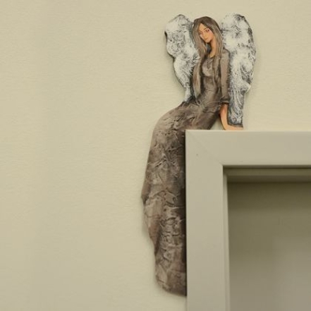 Статуэтка ангела над дверью, фото