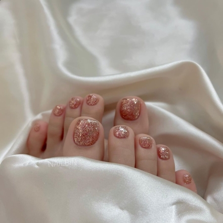 Зимний педикюр 2023: модные дизайны ногтей, которые стоит повторить (ФОТО) - фото №3