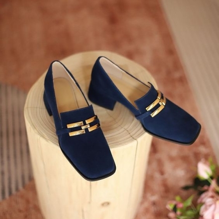 Мода сделала новый виток: в тренды ворвалась "бабушкина" обувь с квадратным носком (ФОТО) - фото №1