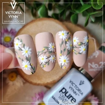 Креативный маникюр в ромашки 2025 года