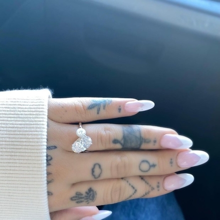 Ариана Гранде объявила о помолвке и показала необычное обручальное кольцо (ФОТО) - фото №1
