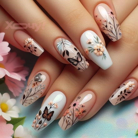 Нюдові нігті з візерунками квітів і метеликів, фото