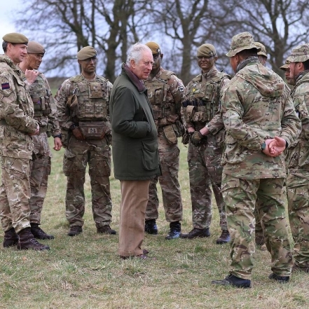 Король Великобритании Чарльз ІІІ встретился с украинскими военными на полигоне (ВИДЕО) - фото №1