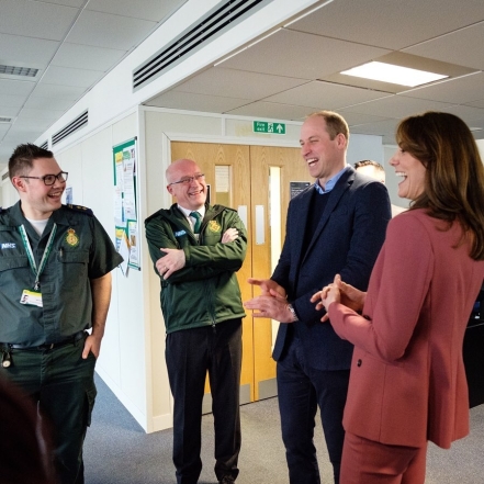 Кейт Миддлтон и принц Уильям посетили лондонский центр скорой помощи (ФОТО) - фото №2