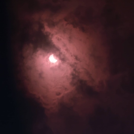 Солнечное затмение 10 июня: весь мир делится эффектными снимками астрономического явления (ФОТО) - фото №8