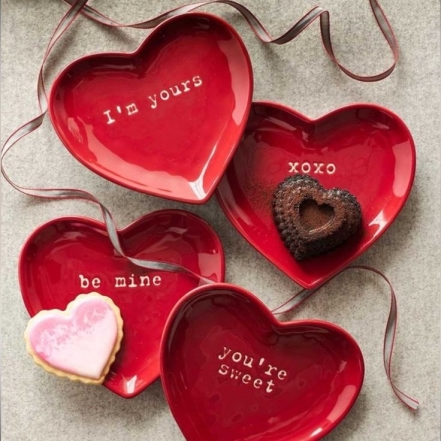 Ексклюзивний посуд у сердечка і троянди: здивуйте свою половинку на День Валентина (ФОТО) - фото №1