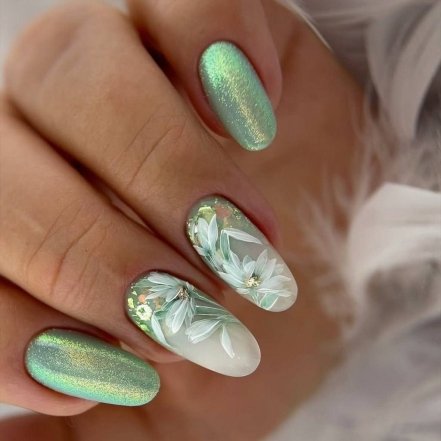 Ніжний манікюр у квіти на 8 Березня