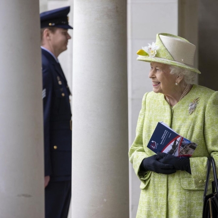 В салатовом пальто и шляпке с цветами: новый выход королевы Елизаветы II (ФОТО) - фото №2