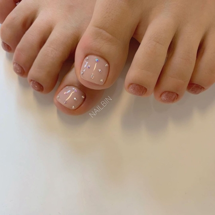 Зимний педикюр 2023: модные дизайны ногтей, которые стоит повторить (ФОТО) - фото №5