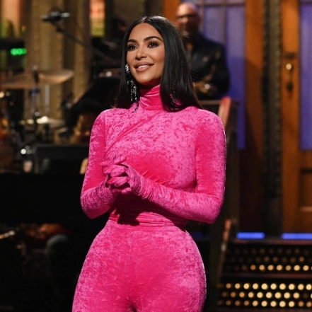 Пошутила о Канье, сестрах и секс-видео: Ким Кардашьян феерично дебютировала в шоу Saturday Night Live - фото №3