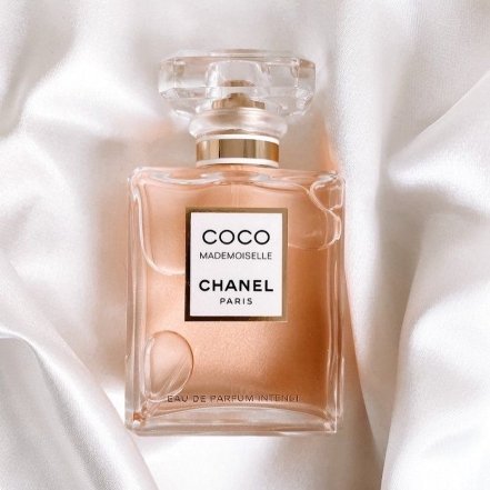 Какой парфюм подарить женщине на Новый год – 5 универсальных ароматов