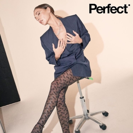 Виктория Бекхэм украсила обложку модного глянца в полупрозрачном наряде собственного бренда - фото №3