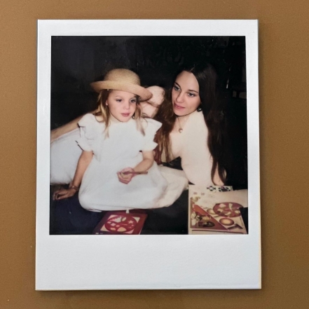 Анджелина Джоли показала архивные детские снимки со своей мамой: ее нет уже 16 лет - фото №2