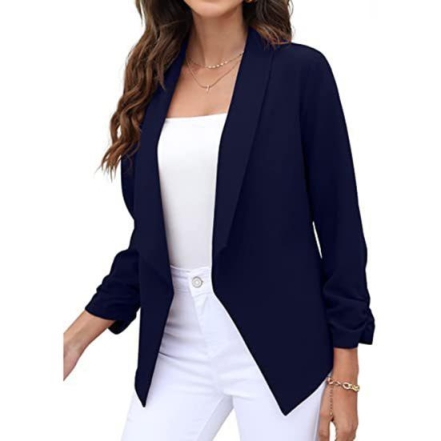 На фото женщина в синем деловом пиджаке