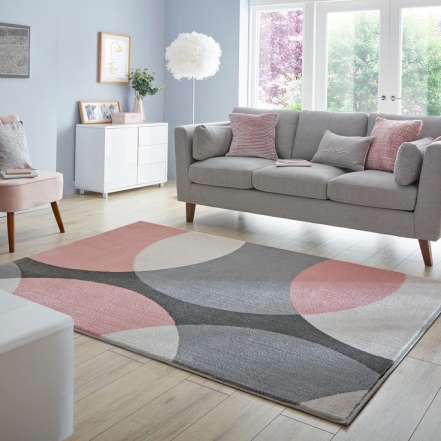 Серый диван с розовыми подушками, фото