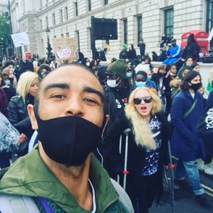 Мадонна пришла на марш памяти Флойда в Лондоне на костылях (ФОТО) - фото №1