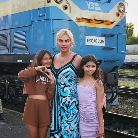 Муж-миллиардер Камалии исполнил главное желание их 9-летних дочерей (ФОТО) - фото №1