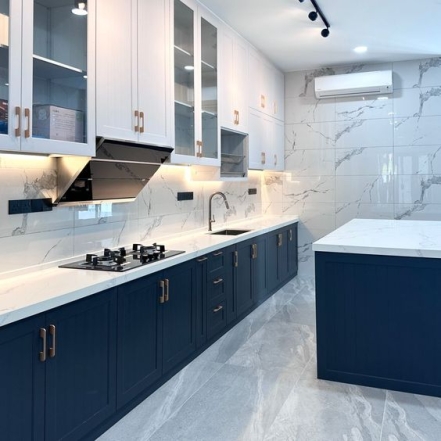 Синяя кухня с белым, картинка