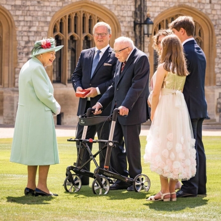 Королева Елизавета II и ветеран Том Мур фото 2020