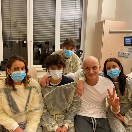 Олег Тиньков после операции с семьей