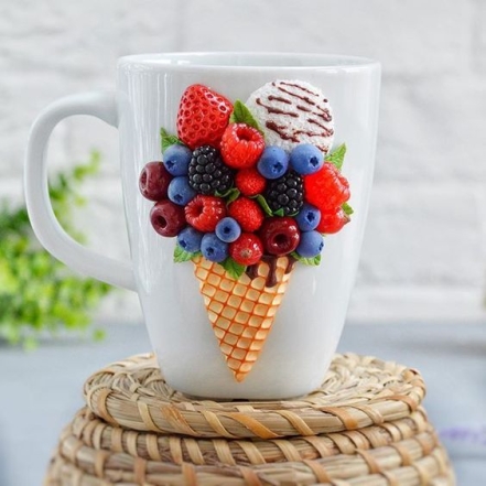 Чашка, украшенная мороженым из ягод из полимерной глины, фото