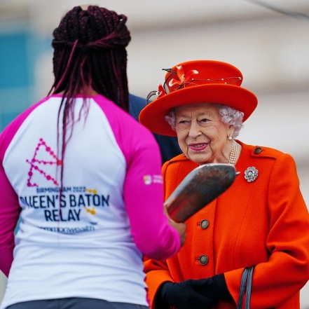 Королева Елизавета II покорила поклонников образом в ярком пальто (ФОТО) - фото №3
