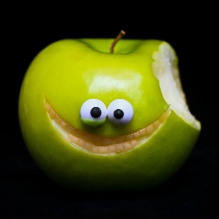 Яблоко с глазами смешной фуд-арт