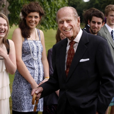 Герцоги Кембриджские показали новые семейные фото с принцем Филиппом - фото №3
