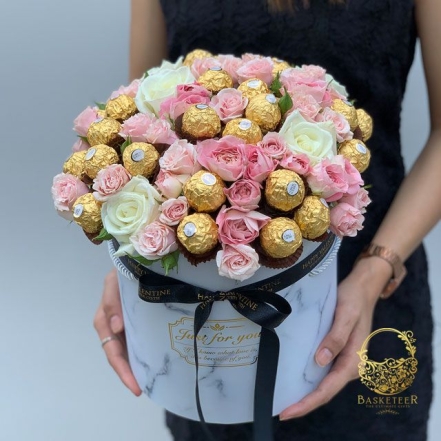 Букет із троянд і цукерок у золотій упаковці, фото