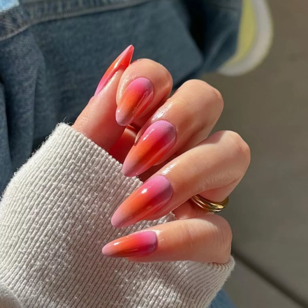 Ногти под названием "Аура" в персиковом цвете, новый тренд 2024 года