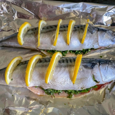 Запеченная скумбрия в духовке: простой рецепт вкуснейший рыбки с лимоном - фото №3