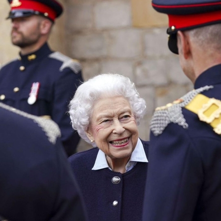Королева Елизавета II вышла в свет и показала уютный осенний образ (ФОТО) - фото №4