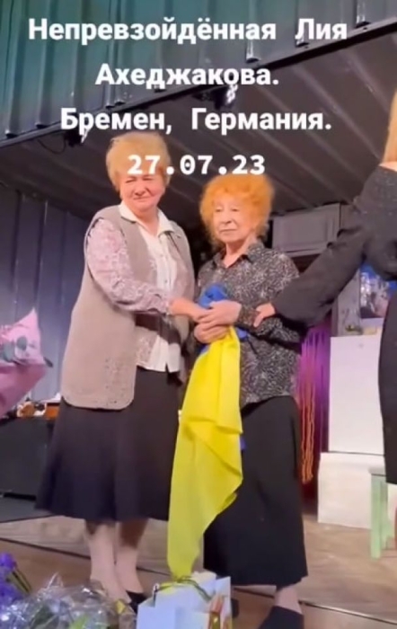 Лия Ахеджакова вышла на сцену с флагом Украины, из-за чего россияне бьются в истерике (ФОТО) - фото №1
