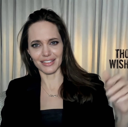 Вечно молодая: Анджелина Джоли очаровала поклонников новым виртуальным выходом (ФОТО) - фото №2