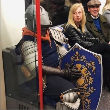 Рыцарь в метро забавное фото